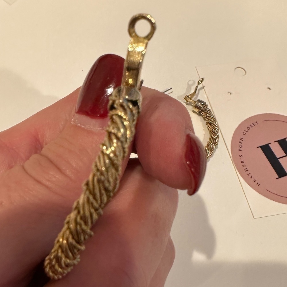 Large fun gold hoop earrings, clip - Picture 7 of 8